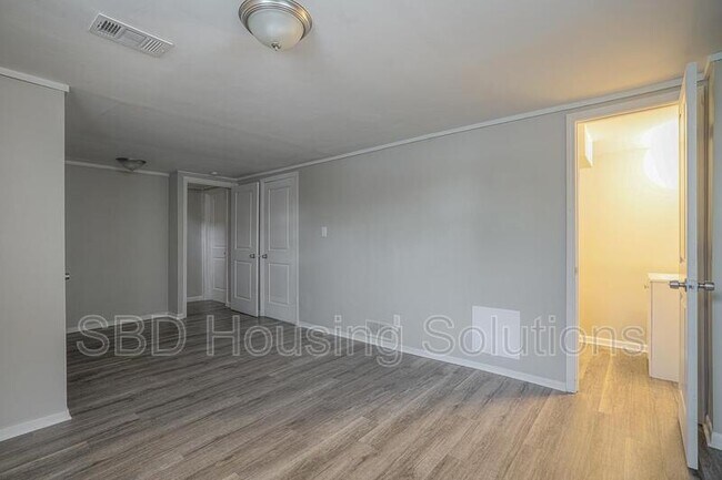 Building Photo - 515 Maier Dr