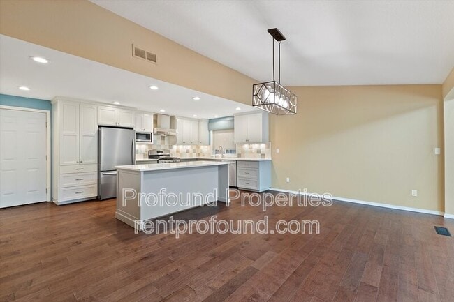 Building Photo - 9045 SW Pinto Ct