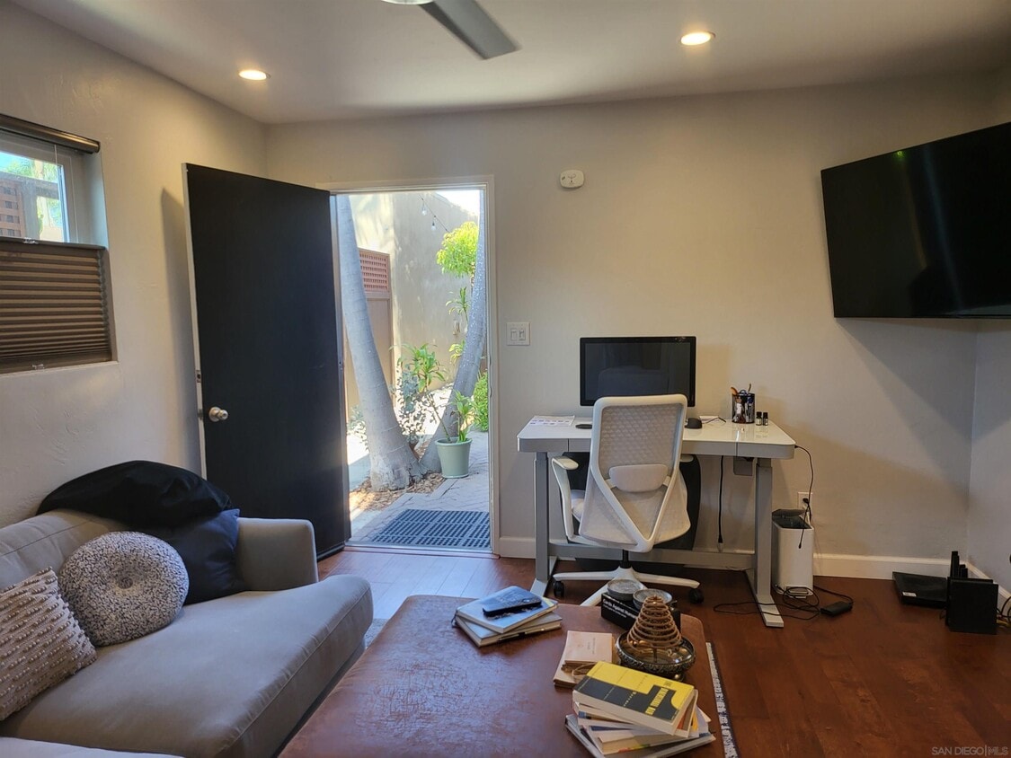 387 Nautilus St, San Diego, CA 92037 Room for Rent in San Diego, CA