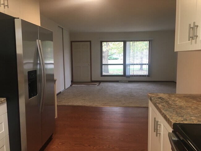 Foto del edificio - Updated Madison West, Three Bedroom, 1.5 Bathroom Duplex