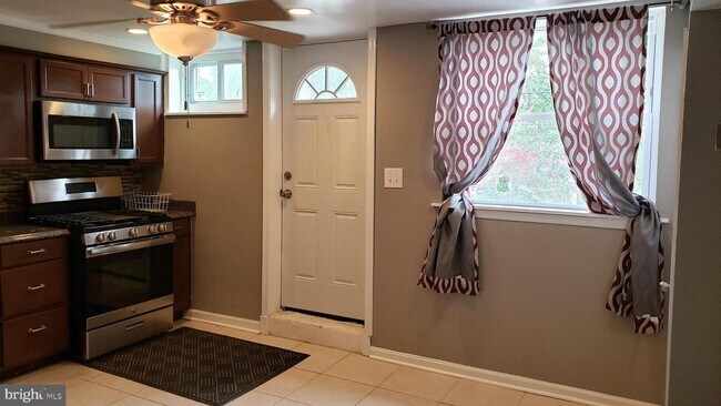 Building Photo - 3938 Chesterfield Ave