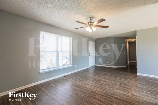 Building Photo - 2211 Larkspur St