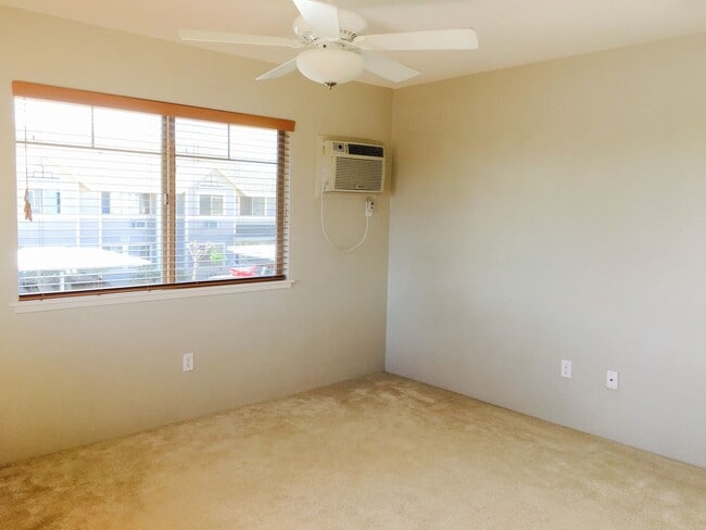Building Photo - 2 bed 1 Bath / Private courtyard / 2 tande...