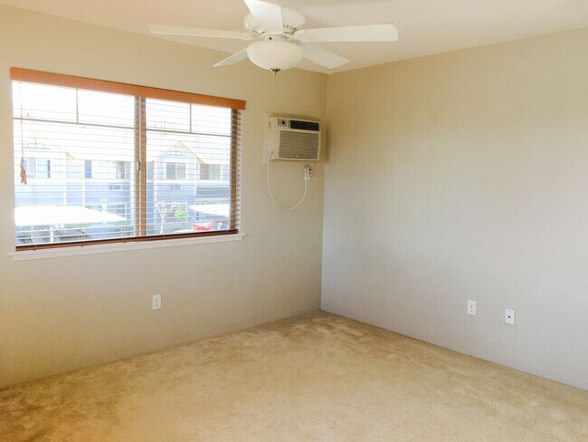 Foto del edificio - 2 bed 1 Bath / Private courtyard / 2 tande...