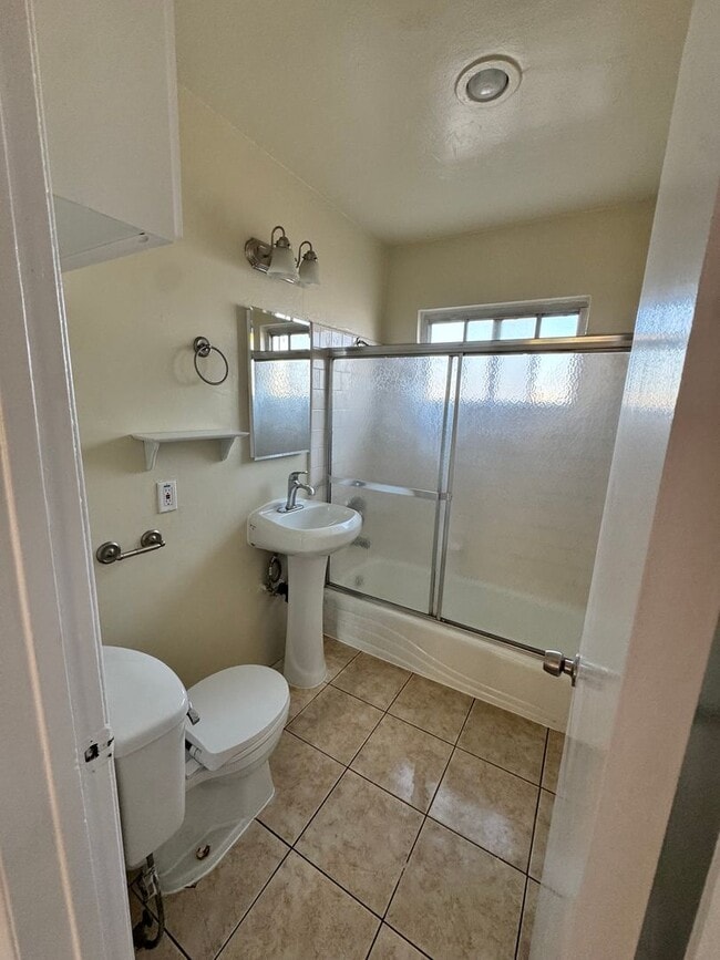 Building Photo - 1 BDRM, 1 Bath with Parking Space