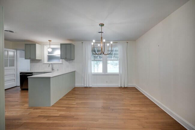 Building Photo - 2312 Modena Dr