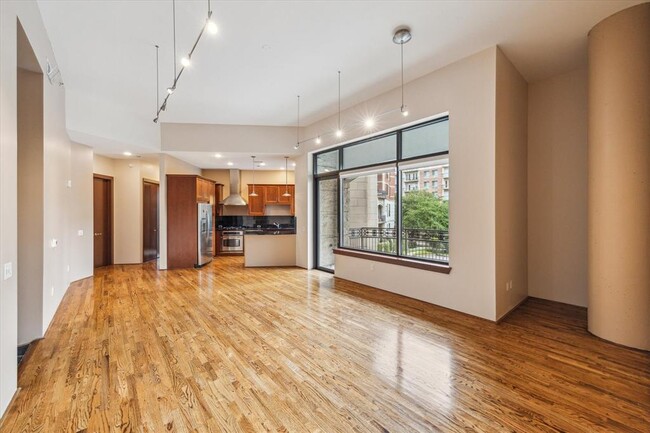 Building Photo - 5005 Hidalgo St