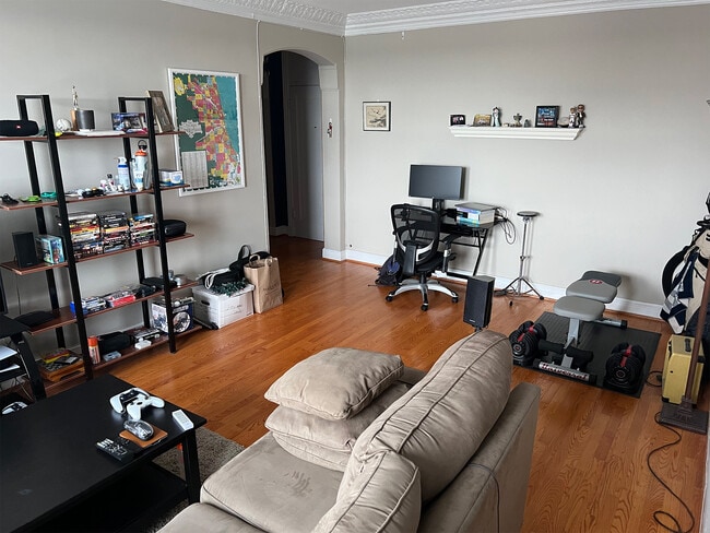 Living Room - 6101 N Sheridan Rd