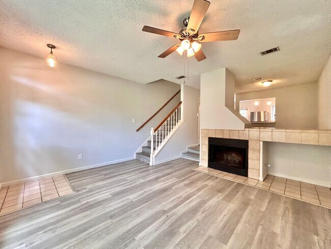 Building Photo - Lovely Rental with 2 Beds, 2.5 Baths & Spa...
