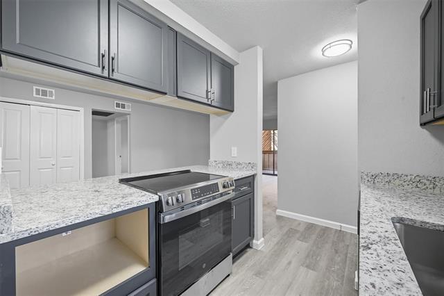 Foto principal - 8110 Skillman St