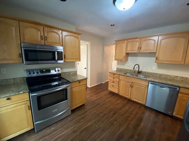 Building Photo - Great West Des Moines single family home!