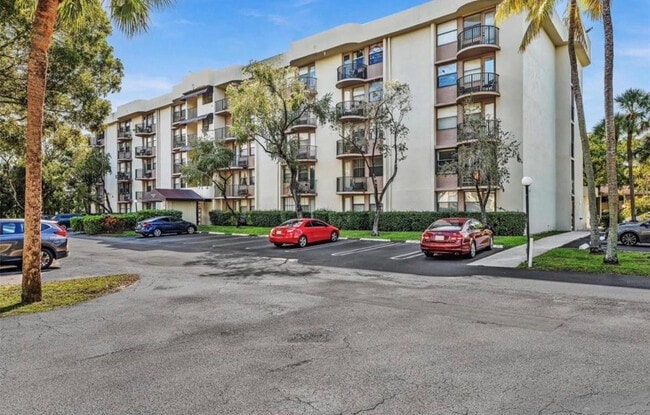 Building Photo - 2701 Riverside Dr