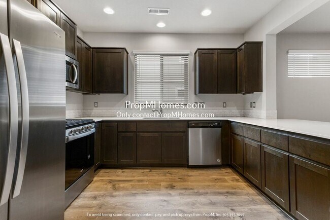 Foto del edificio - Charming Three Bedroom Townhome In Happy Valley!