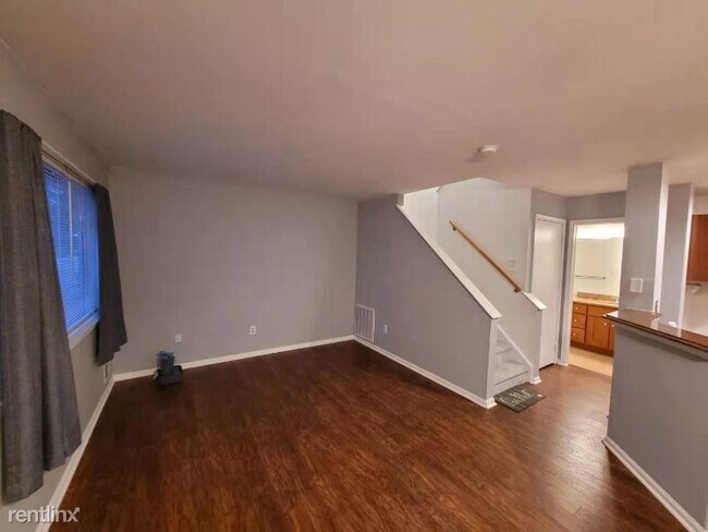 Building Photo - 3 br, 1.5 bath Townhome - 91 Cortland Ln
