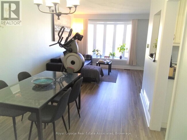 Photo du bâtiment - 1492 Sandgate Crescent