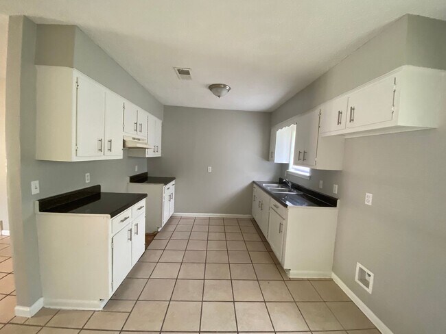 Foto del edificio - 5168 Corkwood Dr