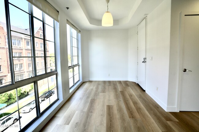 Foto del edificio - 585 Rossmore Ave