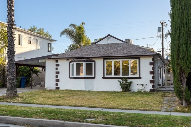 Building Photo - 5137 Chimineas Ave