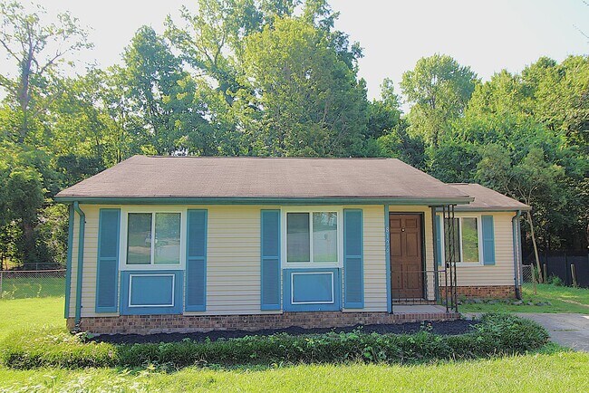 Building Photo - Charming 2 Bedroom, 1 Bath Home on Quiet C...