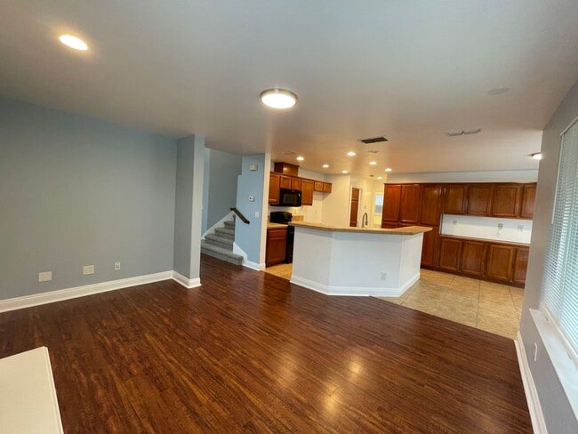 Building Photo - Freshly Updated & Move-In Ready