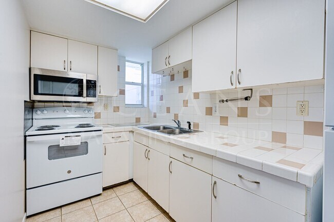 Building Photo - 517 University Blvd