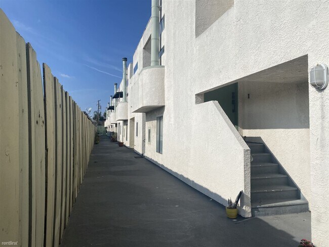 Foto del edificio - 2 br, 3 bath Townhome - 6036 Hazelhurst Pl D