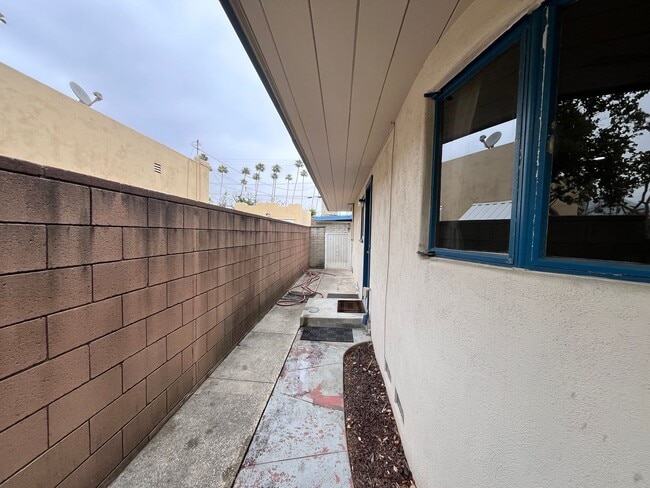 Building Photo - 1122-1124 N San Gabriel Ave