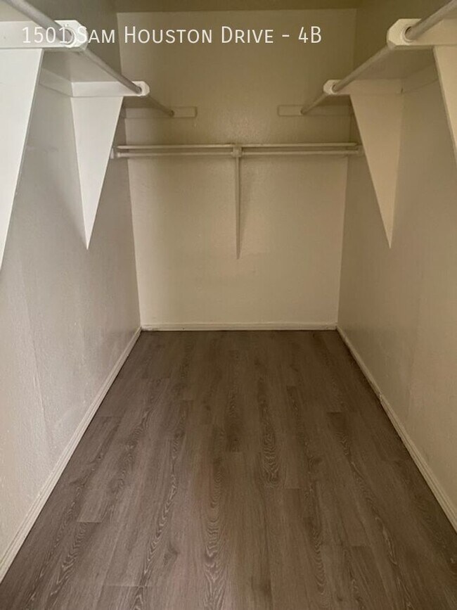 Building Photo - Now leasing