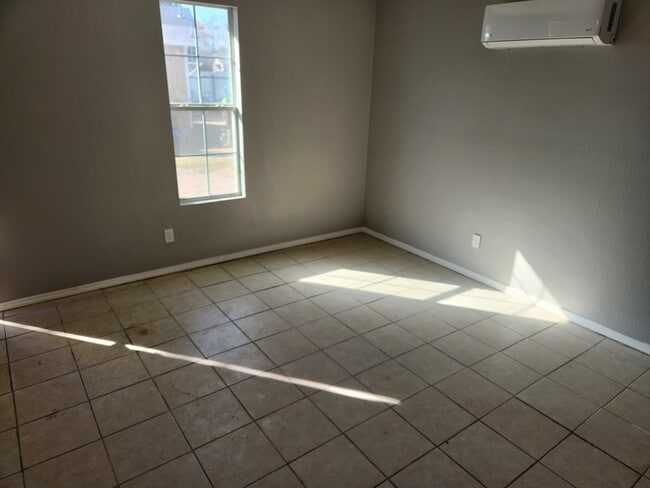 Building Photo - 407 W Mable St