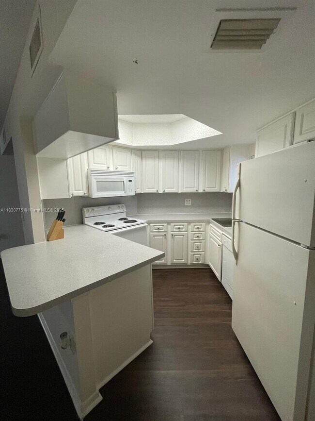Foto del edificio - 8353 Lake Dr