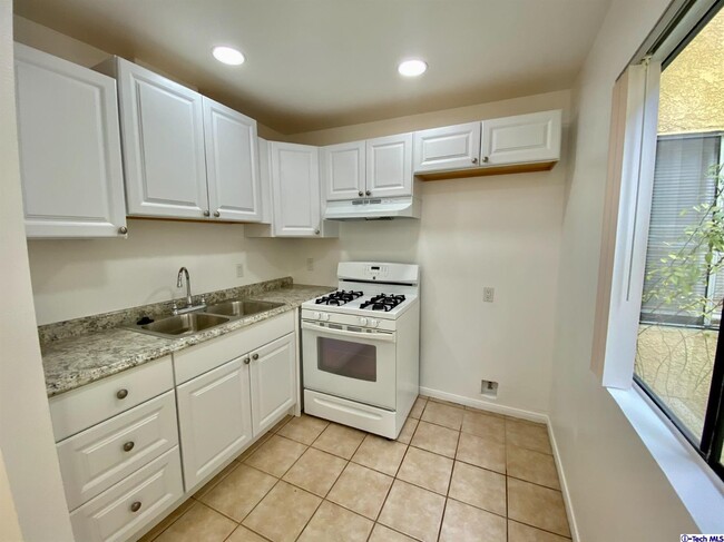 Building Photo - 328 W Lomita Ave