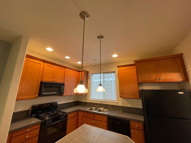 Foto del edificio - Adorable Storybook Townhouse 2 bed 2 bath. Located next to Nike!!!