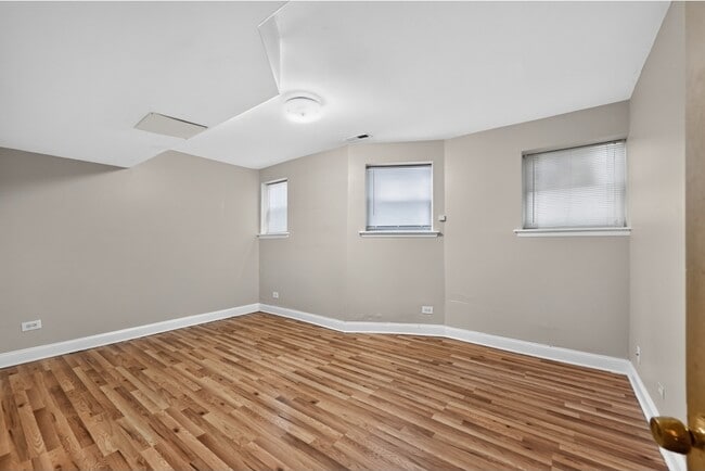 Building Photo - 1516 W Farwell Ave