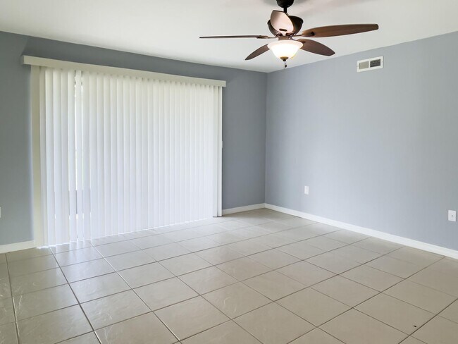 Foto del edificio - Affordable 2 Bedroom Condo - Water Utility Included