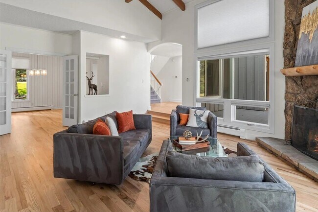 Building Photo - Exquisite Townhome in Hiwan on Golf Course!