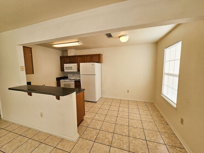 Building Photo - Southside Cozy 3 Bed 2 Bath Duplex!