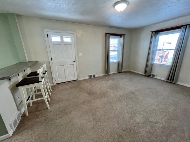 Building Photo - Charming Home - 2 Bedrooms 2 Bathroom - Mo...