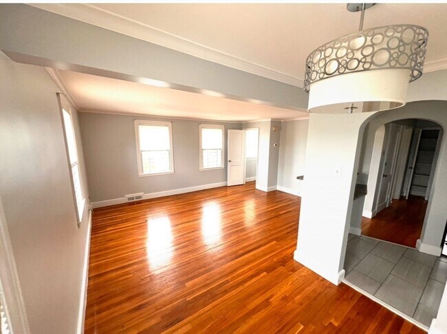 Building Photo - 15 Alpheus Rd