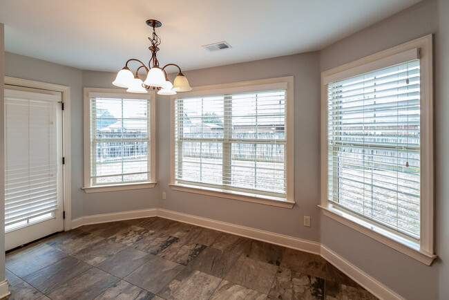 Foto del edificio - 3145 Pinetree Loop N