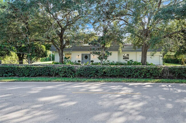 Building Photo - 730 Davis Rd