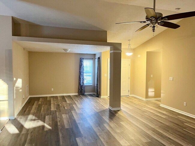 Foto del edificio - 3 Bed 2 Bath Ranch Style House with Fenced Backyard