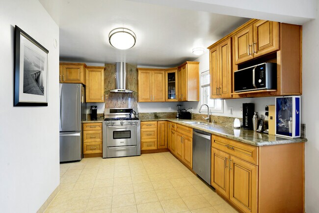 Building Photo - 1740 Harper Ave