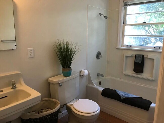 Foto del edificio - Studio Apartment in downtown Salem, Oregon.