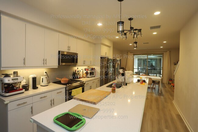 Building Photo - 535 S Motif St