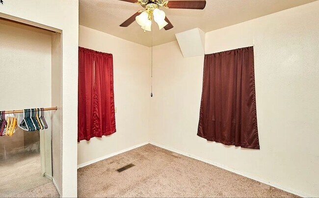Building Photo - Downtown Bungalow