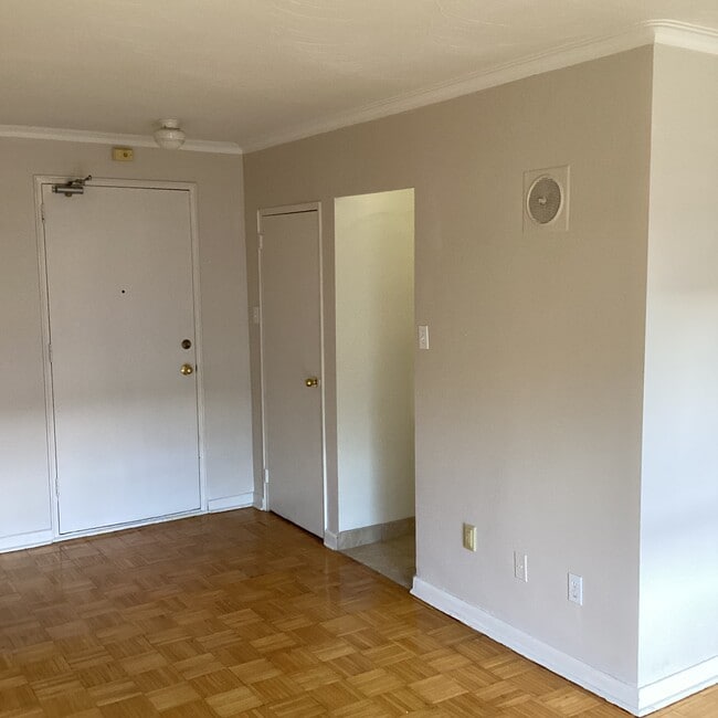Building Photo - 30 Thelma Av