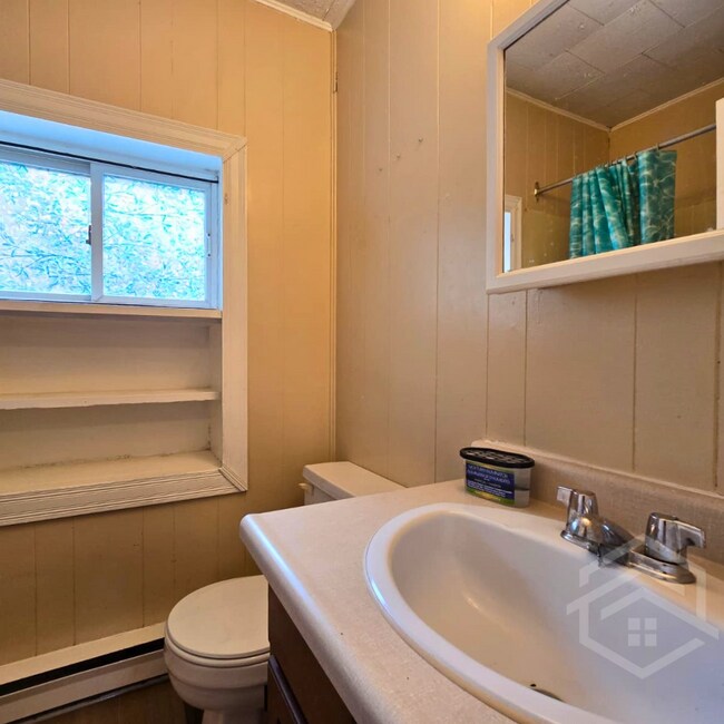 Photo du bâtiment - 1-Bedroom Upper Unit in the Heart of Exeter!