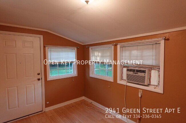 Building Photo - Personal and Quaint 1/1 Apartment in the H...