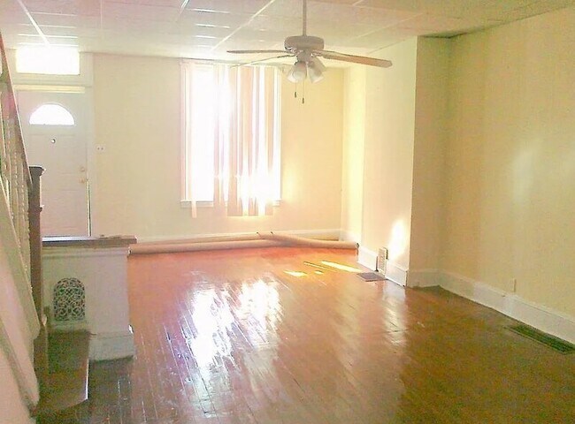 Building Photo - 915 Maple Terrace