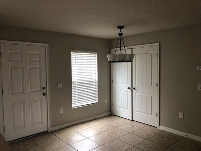 Building Photo - CUTE 3/2 IN NE PALM BAY